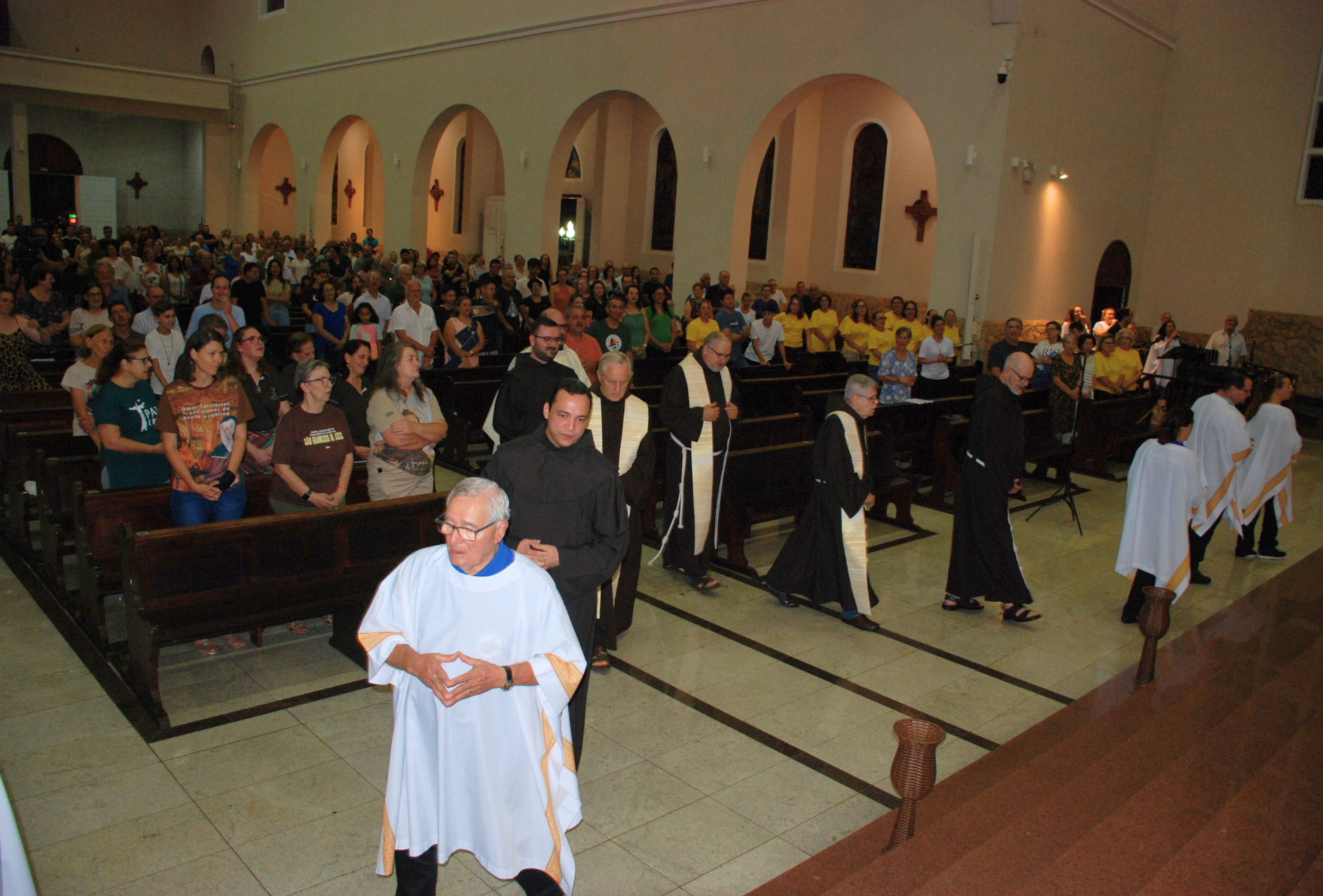 “Os santos não são apenas intercessores, mas exemplos de vida”: abertura do Ano Jubilar Franciscano reúne fiéis em Pato Branco
