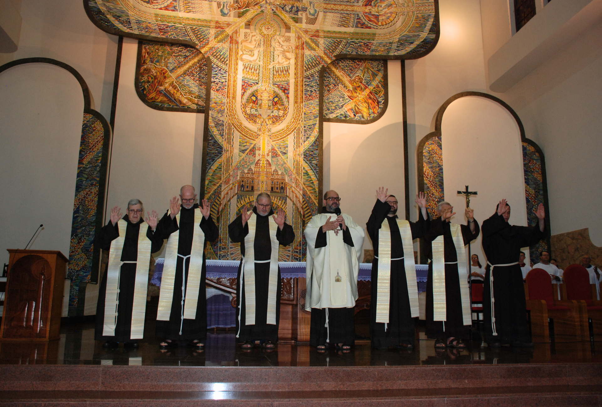 “Os santos não são apenas intercessores, mas exemplos de vida”: abertura do Ano Jubilar Franciscano reúne fiéis em Pato Branco